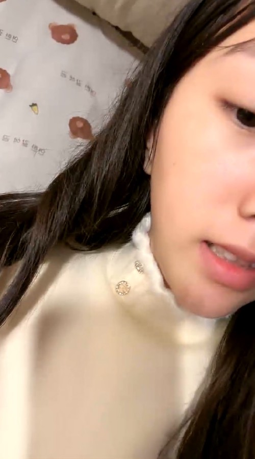 外表文静甜美少女！极品嫩穴没怎么开发过！在宿舍自己玩骚的很，撩起衣服掰穴，娇喘呻吟很是诱惑